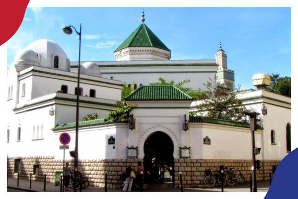 الداخلية الفرنسية تعلن إغلاق 21 مسجدا بزعم وجود 