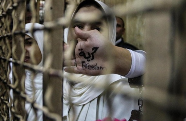 انتهاكات تطال معتقلات وخوف من تكرار مأساة 